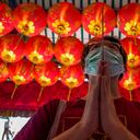Una persona sostiene varitas de incienso mientras reza por la buena fortuna en la víspera del Año Nuevo Lunar chino en el Santuario Tai Hong Kong en Bangkok, Tailandia, el lunes 31 de enero de 2022. Foto AP/Sakchai Lalit