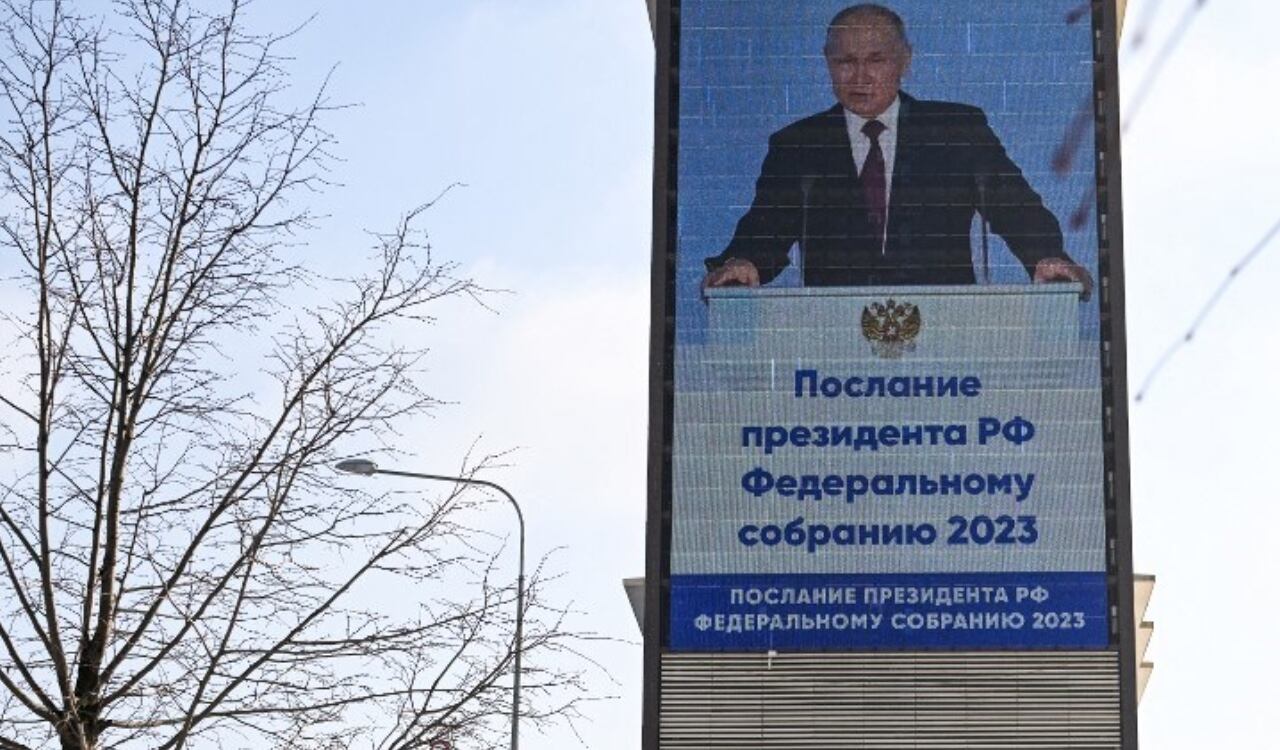 En una calle de Rusia es visto el discurso del presidente Vladimir Putin