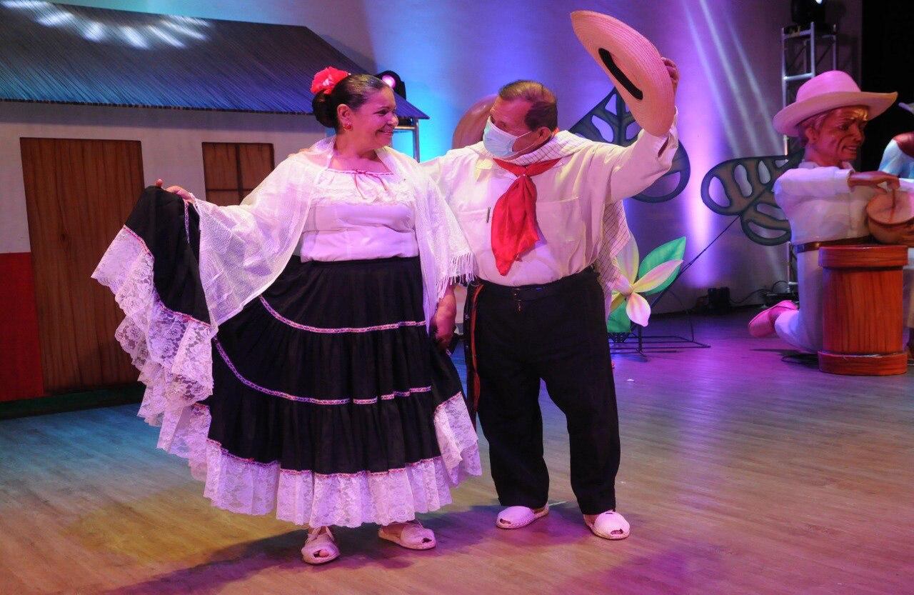 Edna Coballoz, profesora de baile y artista del Huila, asegura que este fin de semana la comunidad huilense tiene la oportunidad de festejar en los barrios populares. "Junio nos permite revivir, evocar y perpetuar las tradiciones de nuestros ancestros y reunirnos en familia para compartir un asado, una lechona, un tamal o un doble anís". Corposanpedro