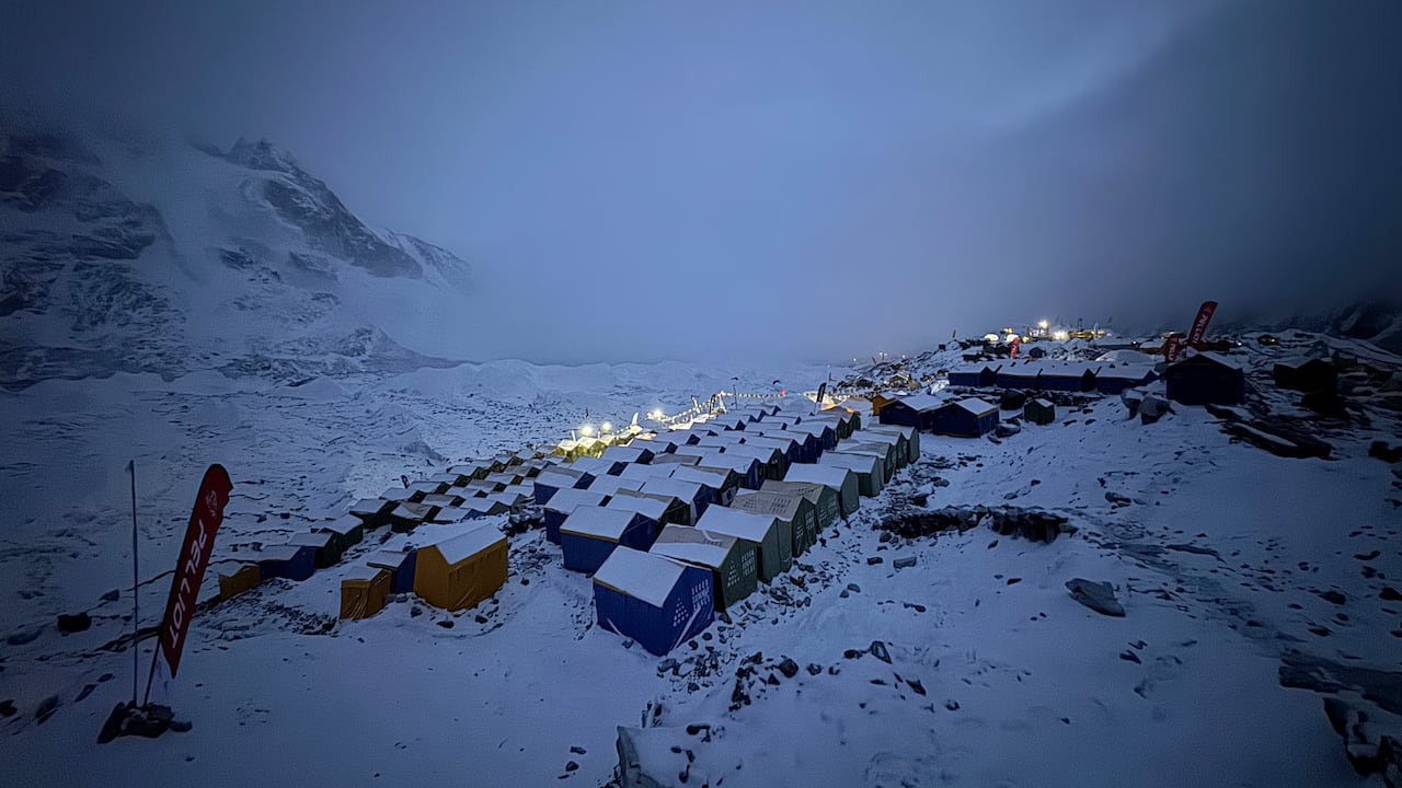 La nieve cubre las tiendas de campaña durante un período de inclemencias del tiempo en el campamento base del Everest, Nepal, el sábado 9 de mayo de 2026. (Foto AP/Pasang Rinzee Sherpa)