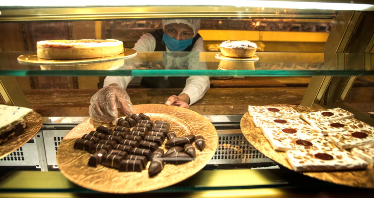 Sin duda, el principal damnificado tras la resignificación del acto de comer en la “era covid” es el sentido del gusto, pues incluso el sabor de los alimentos, de los ingredientes, del mundo que nos rodea cambió.