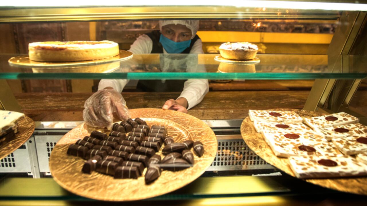 Sin duda, el principal damnificado tras la resignificación del acto de comer en la “era covid” es el sentido del gusto, pues incluso el sabor de los alimentos, de los ingredientes, del mundo que nos rodea cambió.