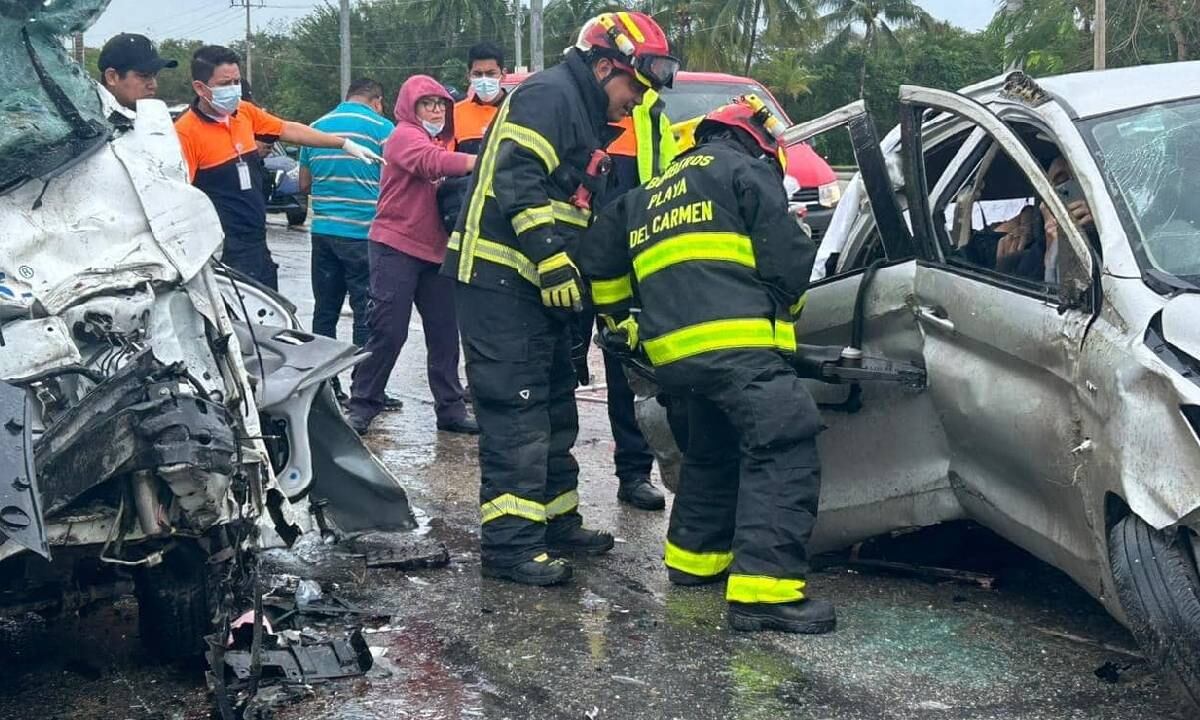 La sección de protección civil se dispuso a atender el accidente e intentar llevar con vida a los pasajeros tras el siniestro