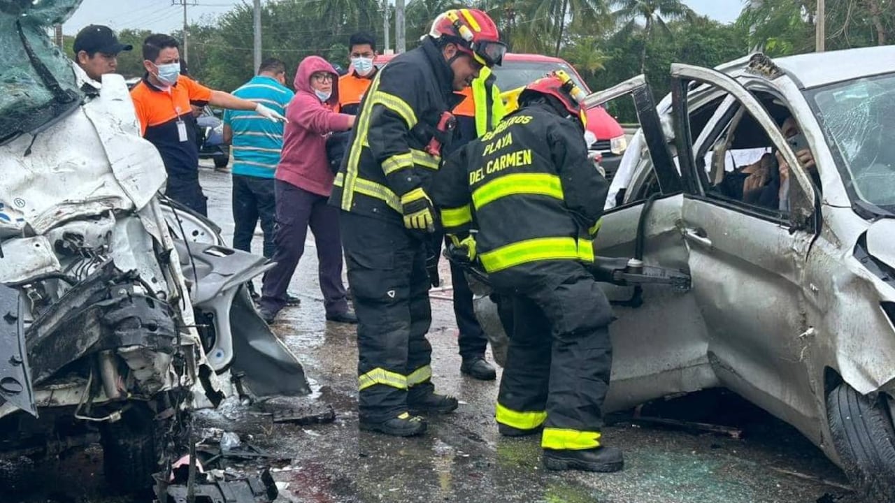 La sección de protección civil se dispuso a atender el accidente e intentar llevar con vida a los pasajeros tras el siniestro