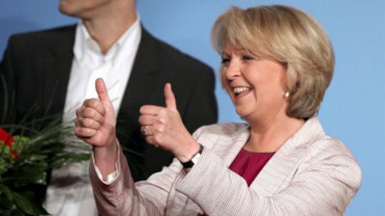La líder regional y primera ministra del Partido Socialdemócrata (SPD), Hannelore Kraft, celebra los primeros resultados de las estimaciones de voto en el estado federado alemán de Renania del Norte-Westfalia.