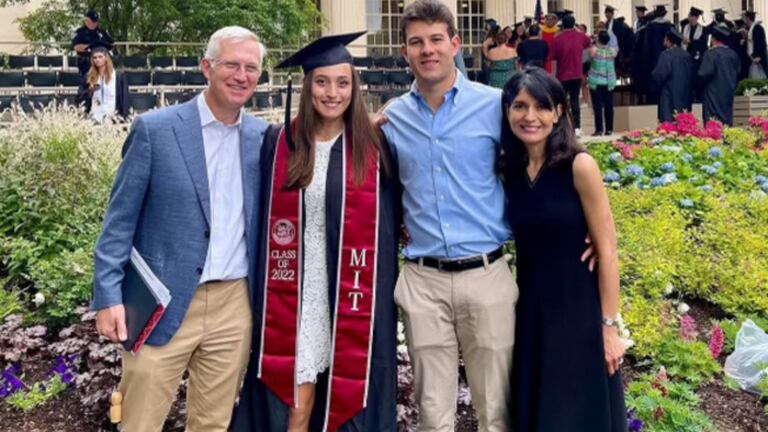 La familia Groff-Saini era reconocida por su trayectoria profesional, pero también por su vocación de servicio y su compromiso con la comunidad.