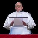 El papa Francisco ofrece un discurso mientras recita la plegaria de Regina Coeli desde la ventana de su estudio con vistas a la Plaza de San Pedro del Vaticano, el domingo 16 de abril de 2023. (AP Foto/Andrew Medichini)