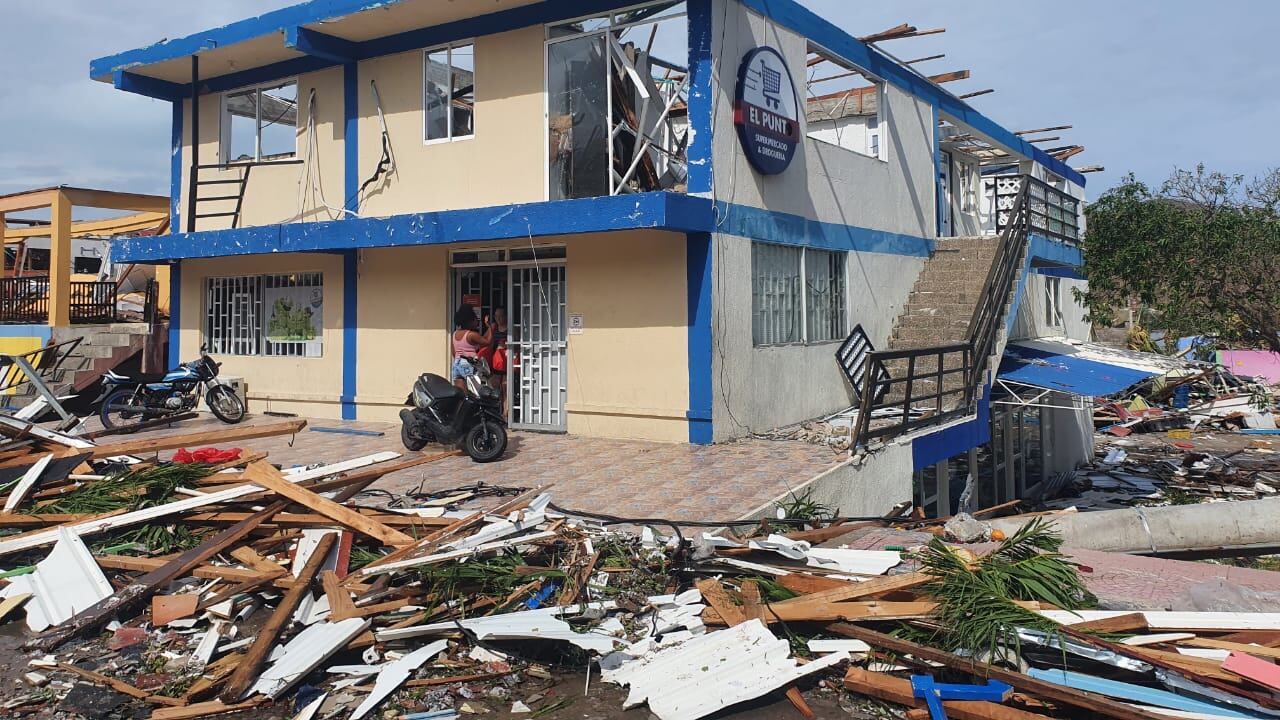 El paso del huracán Iota pareció ser breve por Colombia, pero devastador en Providencia y en San Andrés. Cuando apenas empezaban a recuperarse del paso de otro fenómeno: el huracán Eta, llegó otro momento crítico para los pobladores del archipiélago.