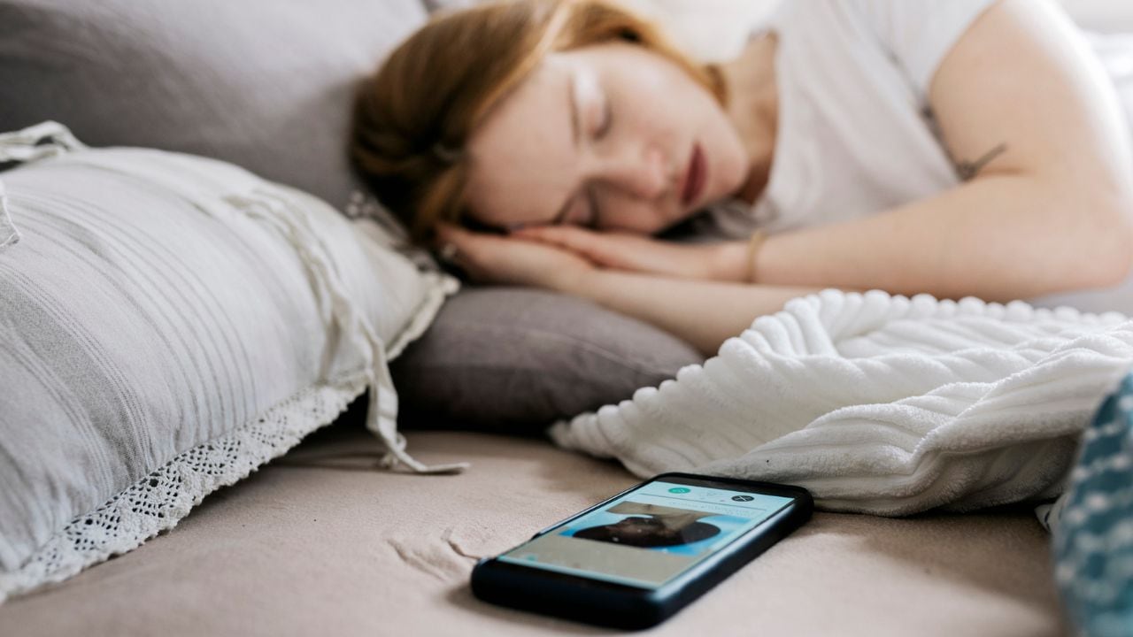 Distancia del celular a la hora de dormir.