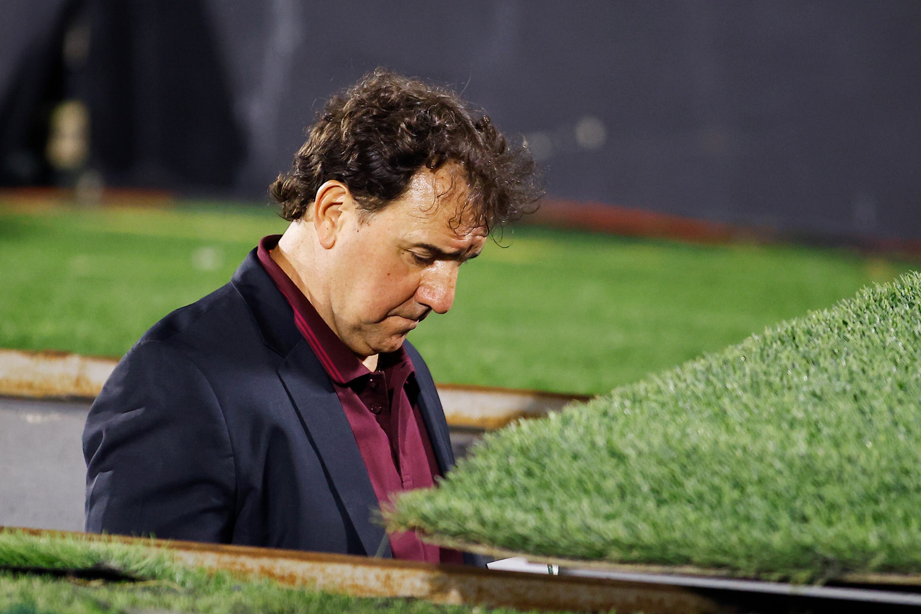 MONTEVIDEO, URUGUAY - NOVEMBER 15: Nestor Lorenzo, Head Coach of Colombia leaves the pitch at half time during the South American Qualifier match between Uruguay and Colombia at Centenario Stadium on November 15, 2024 in Montevideo, Uruguay.  (Photo by Ernesto Ryan/Getty Images)