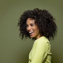 Mantener el cabello brillante, sedoso y en general bien cuidado es una tarea complicada. En especial cuando se trata de cabellos rizados, pues estos suelen resecarse y trozarse con mayor facilidad.