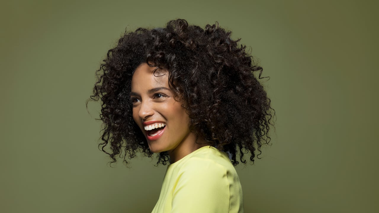 Mantener el cabello brillante, sedoso y en general bien cuidado es una tarea complicada. En especial cuando se trata de cabellos rizados, pues estos suelen resecarse y trozarse con mayor facilidad.