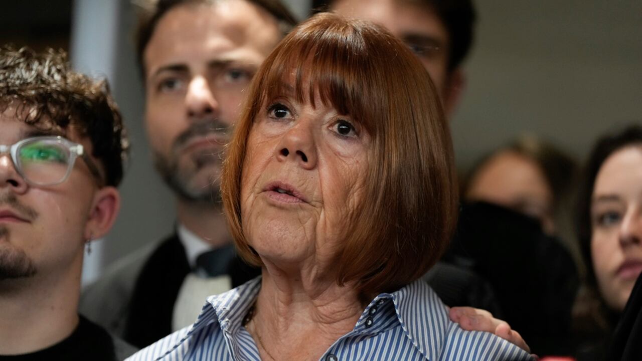 Gisele Pelicot habla con la prensa a la salida del tribunal, en el Palacio de Justicia de Aviñón, sur de Francia, jueves 19 de diciembre de 2024. (AP foto/Lewis Joly)