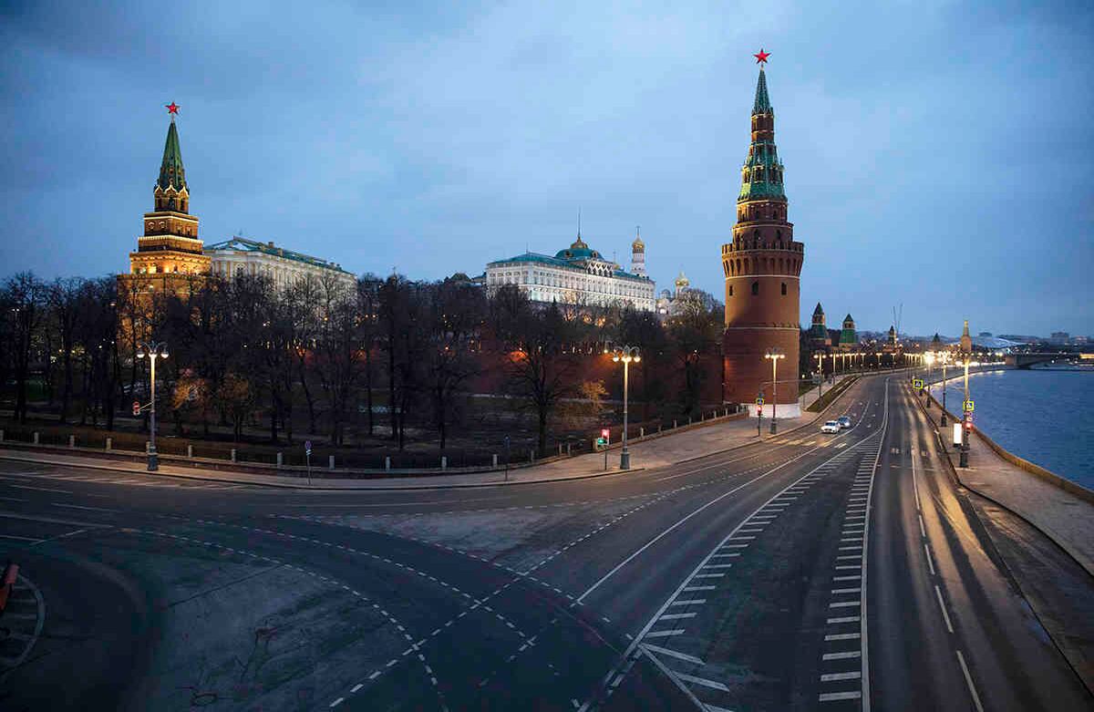 Una vista del inusualmente vacío terraplén durante la hora punta de la tarde fuera del Kremlin en Moscú, Rusia, el 1 de abril. El gobierno ordenó a  varias regiones del vasto país prepararse rápidamente para detener la propagación del nuevo coronavirus. Foto: Pavel Golovkin/ AP. 