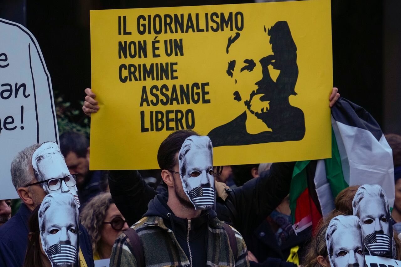 Activistas pro-Assange se manifiestan frente al consulado británico en Milán, norte de Italia, el martes 20 de febrero de 2024, para pedirle al Tribunal Superior de Gran Bretaña, hoy al comienzo de sus dos días de argumentos, que bloquee la extradición del fundador de Wikileaks, Julian Assange. a los EE.UU., donde ha sido acusado de 18 cargos por la publicación de Wikileaks de cientos de miles de documentos clasificados en 2010.