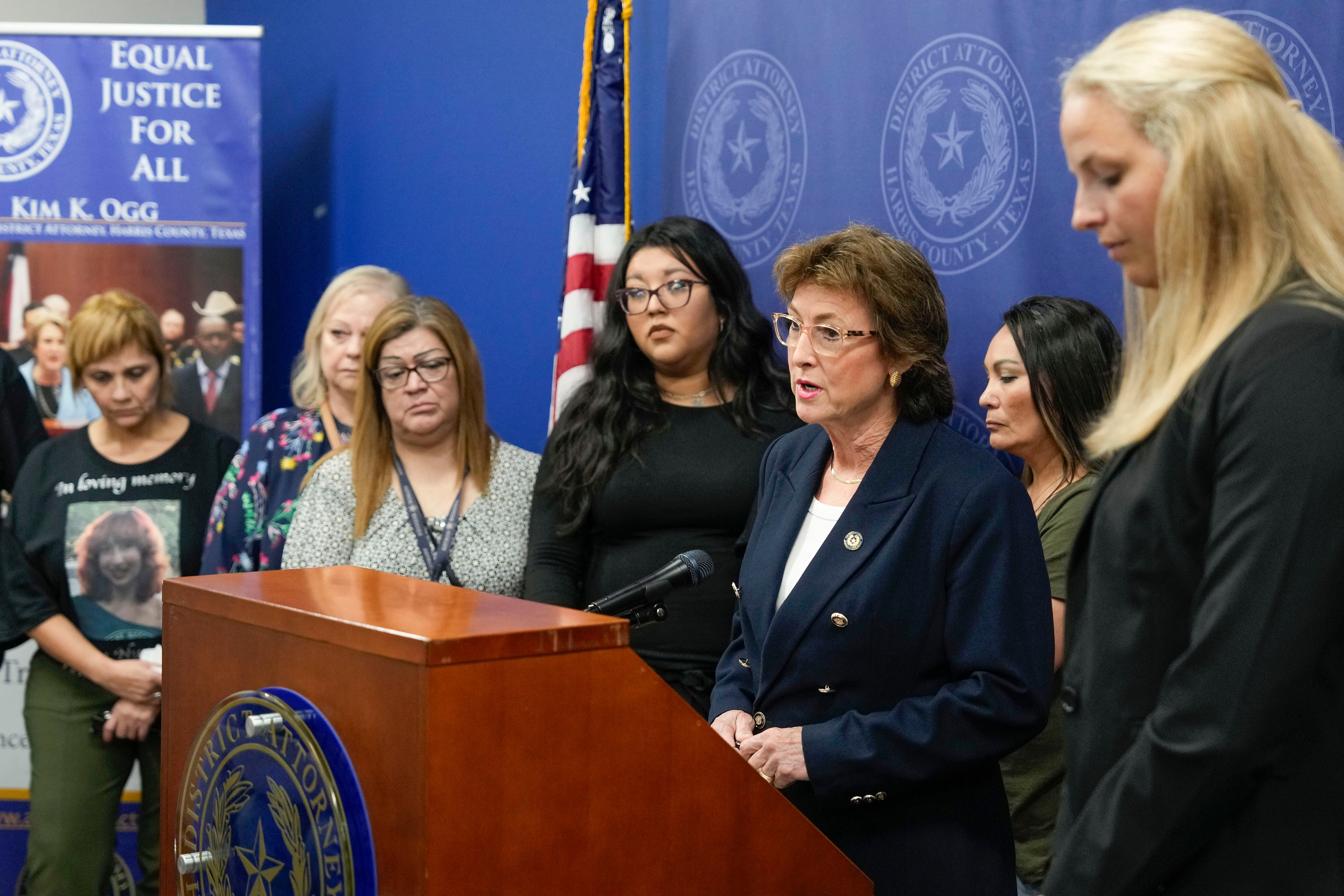 El fiscal de distrito Kim Ogg habla con los medios durante una conferencia de prensa después de que Franklin Peña, uno de los dos hombres acusados ​​de matar a Jocelyn Nungaray, de 12 años, compareciera ante el tribunal el lunes 24 de junio de 2024 en Houston. A Peña se le impuso una fianza de 10 millones de dólares mientras él y otro hombre, Johan José Martínez-Rangel, están acusados ​​de homicidio capital por la muerte de la niña.
