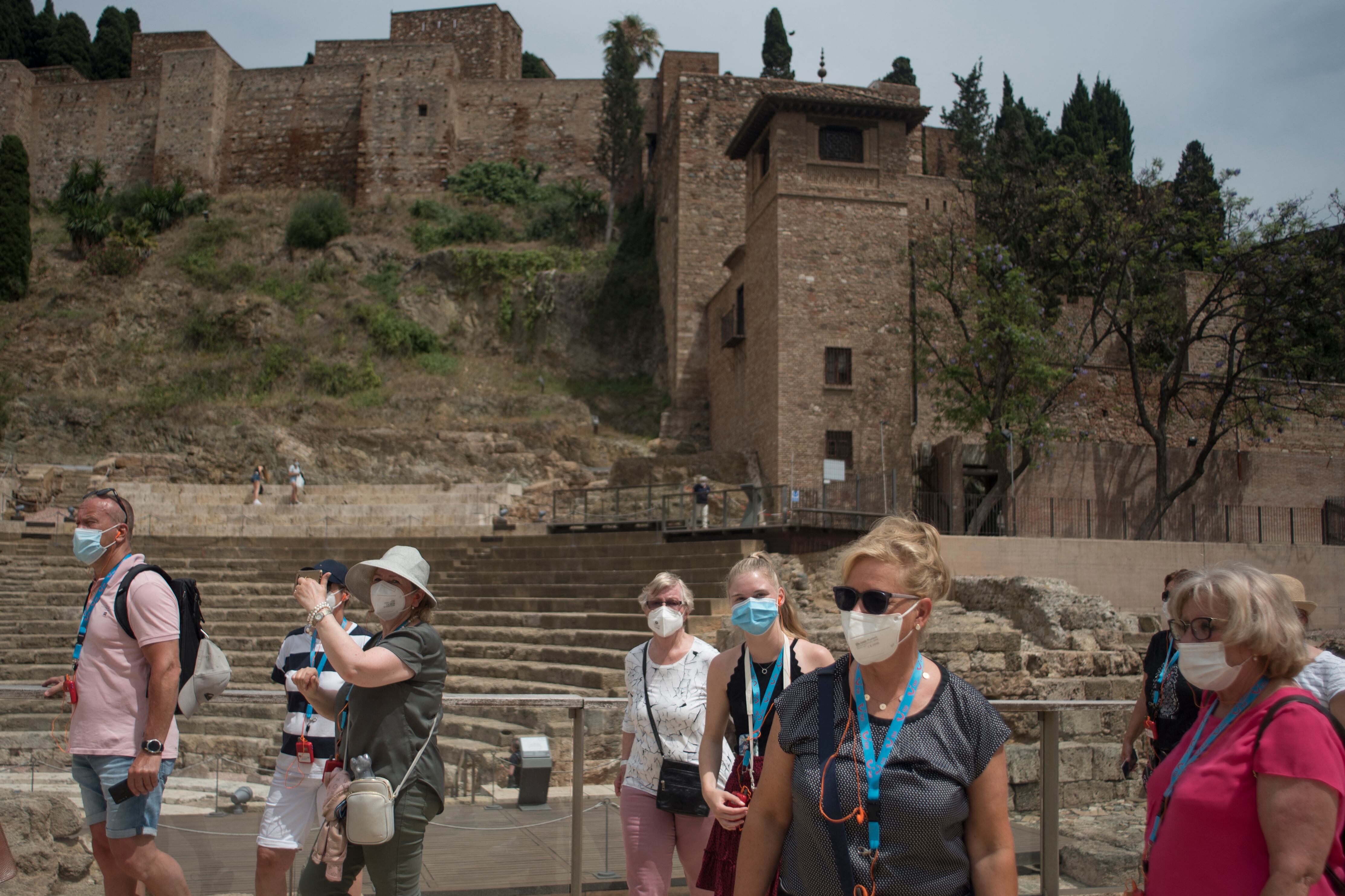 El uso de tapabocas en el exterior pronto dejará de ser obligatorio en España