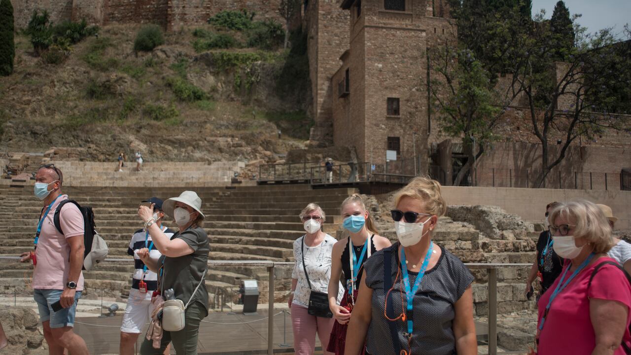 El uso de tapabocas en el exterior pronto dejará de ser obligatorio en España. (Foto: Jorge Guerrero / AFP)