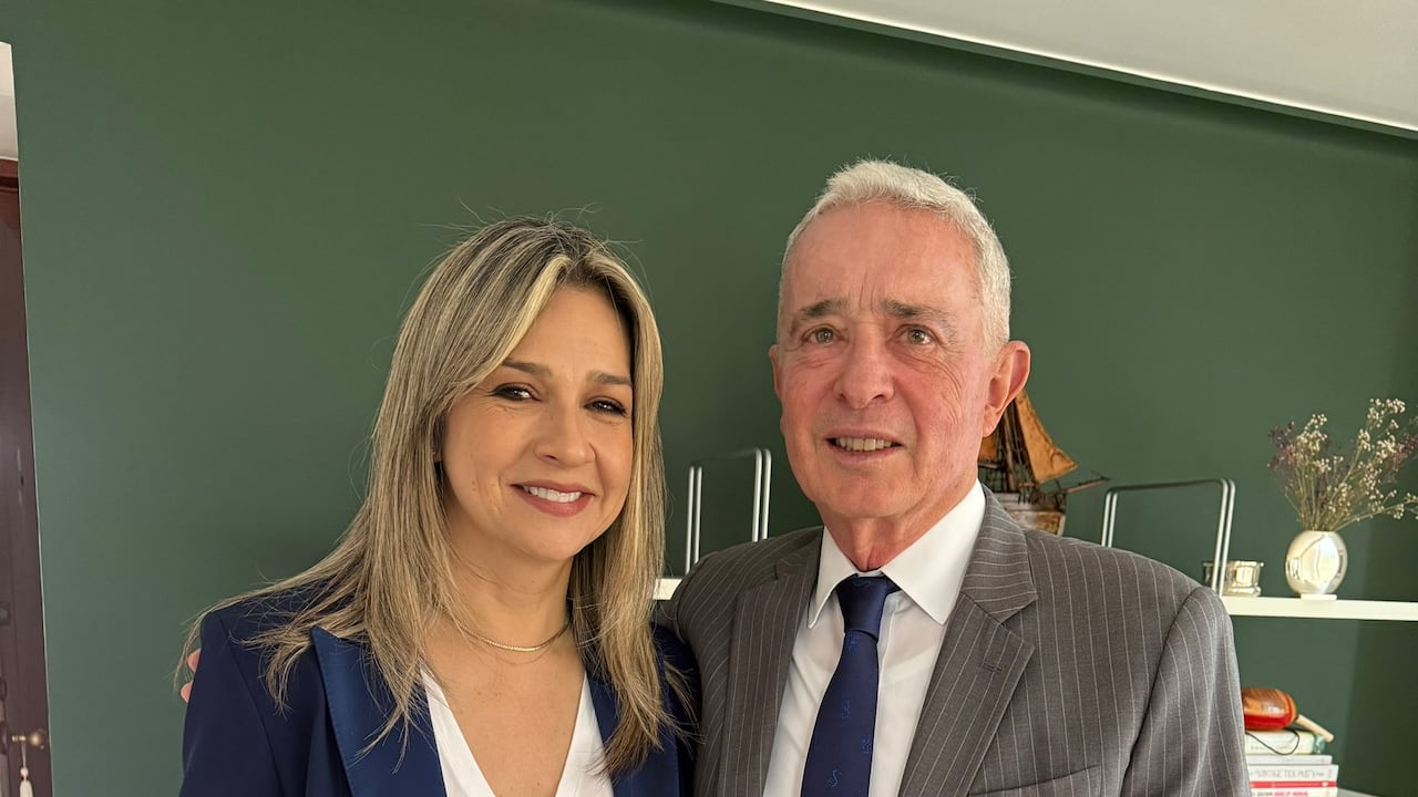 Vicky Dávila y Álvaro Uribe.