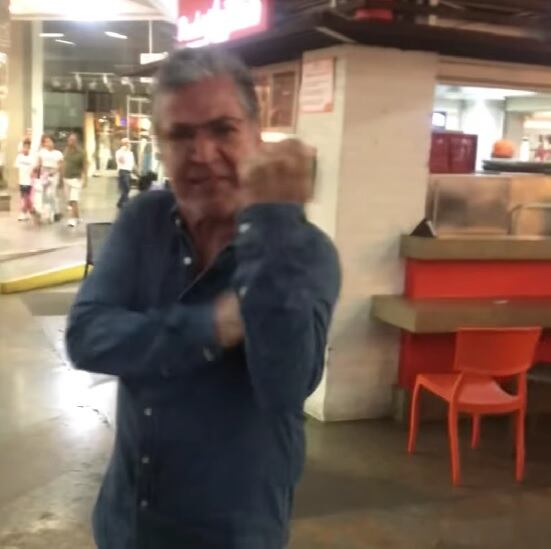 El hombre fue grabado agrediendo a la pareja gay en un centro comercial del norte de Cali.