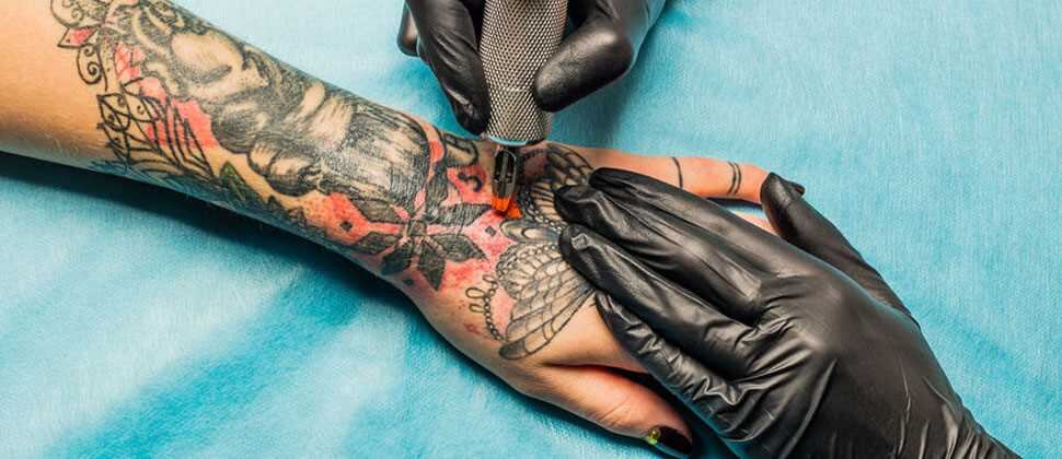Los tatuajes deben manejarse con determinadas precauciones para evitar infecciones y posibles afecciones en la piel. 