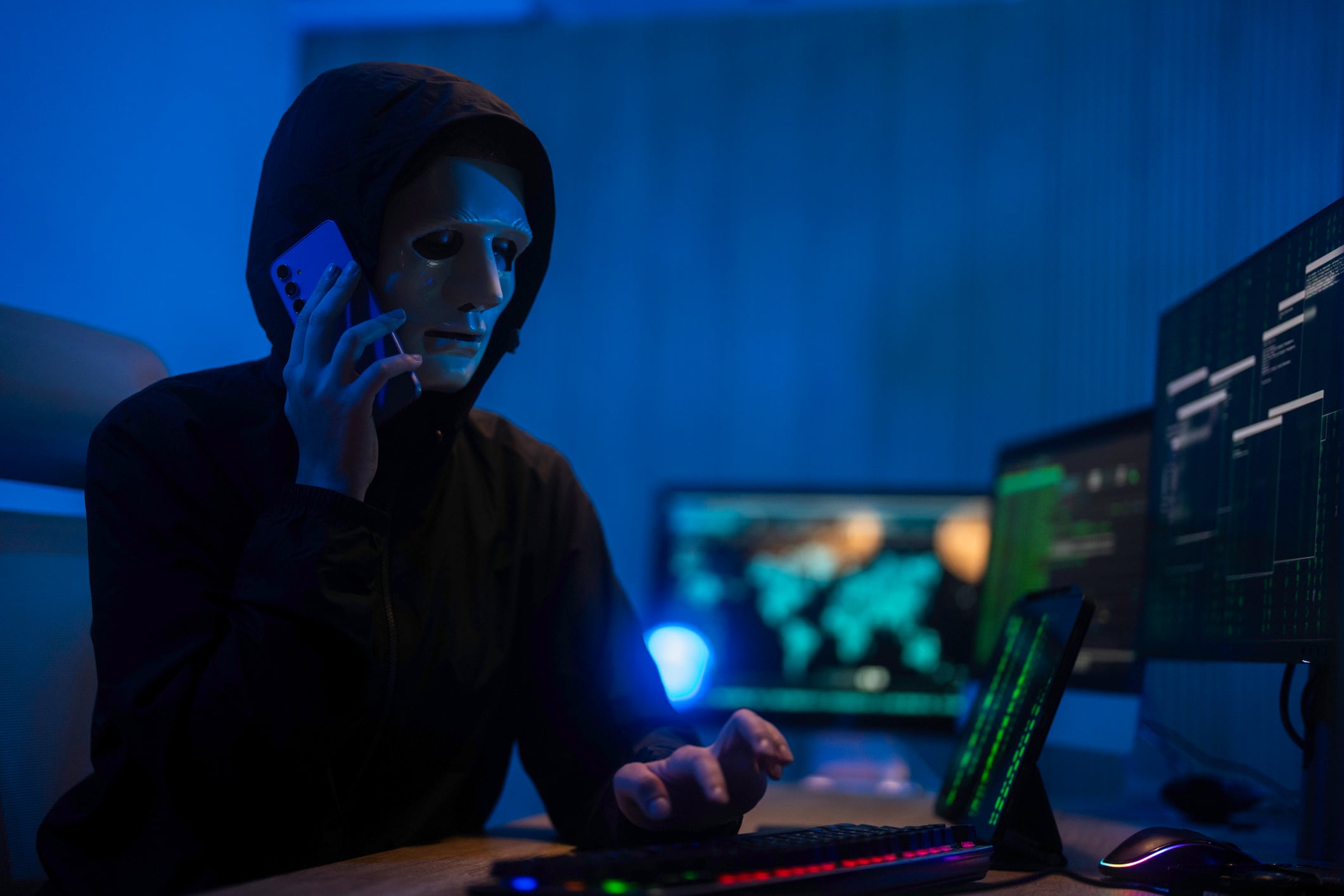 Delincuentes suplantan entidades bancarias y engañan con datos personales reales en llamadas falsas.