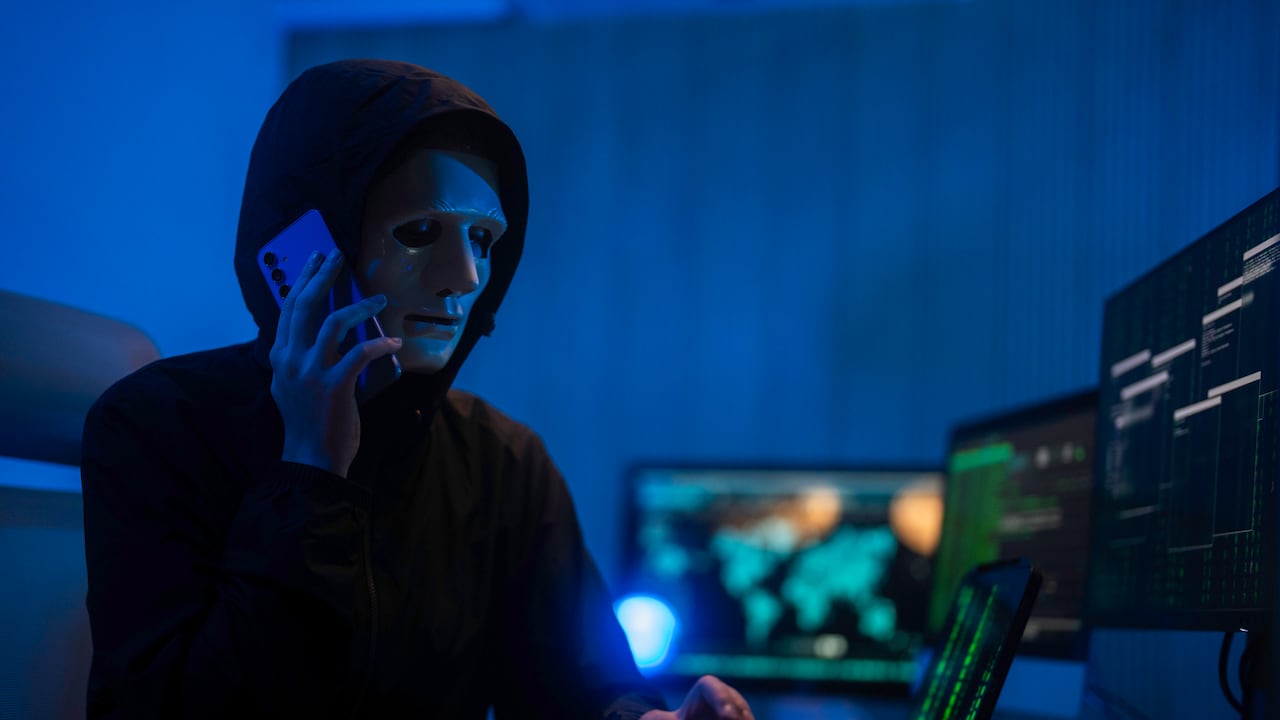 Una nueva estafa telefónica está vaciando cuentas bancarias en segundos, aprovechando el pago de primas.