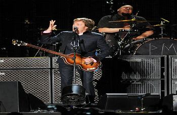 Entre la primera y la segunda canción el cantante saludó con un emotivo: "Hola Colombia", "Buenas noches parceros".