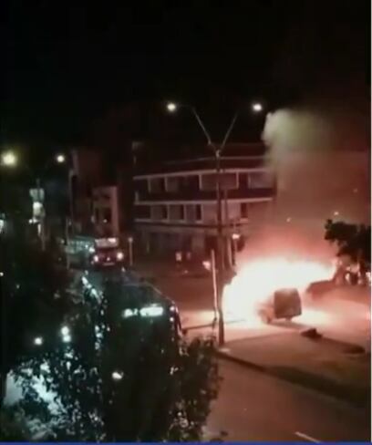 El olor a gasolina alertó a los músicos, quienes bajaron rápidamente al percatarse de que el vehículo ya se estaba incendiando.