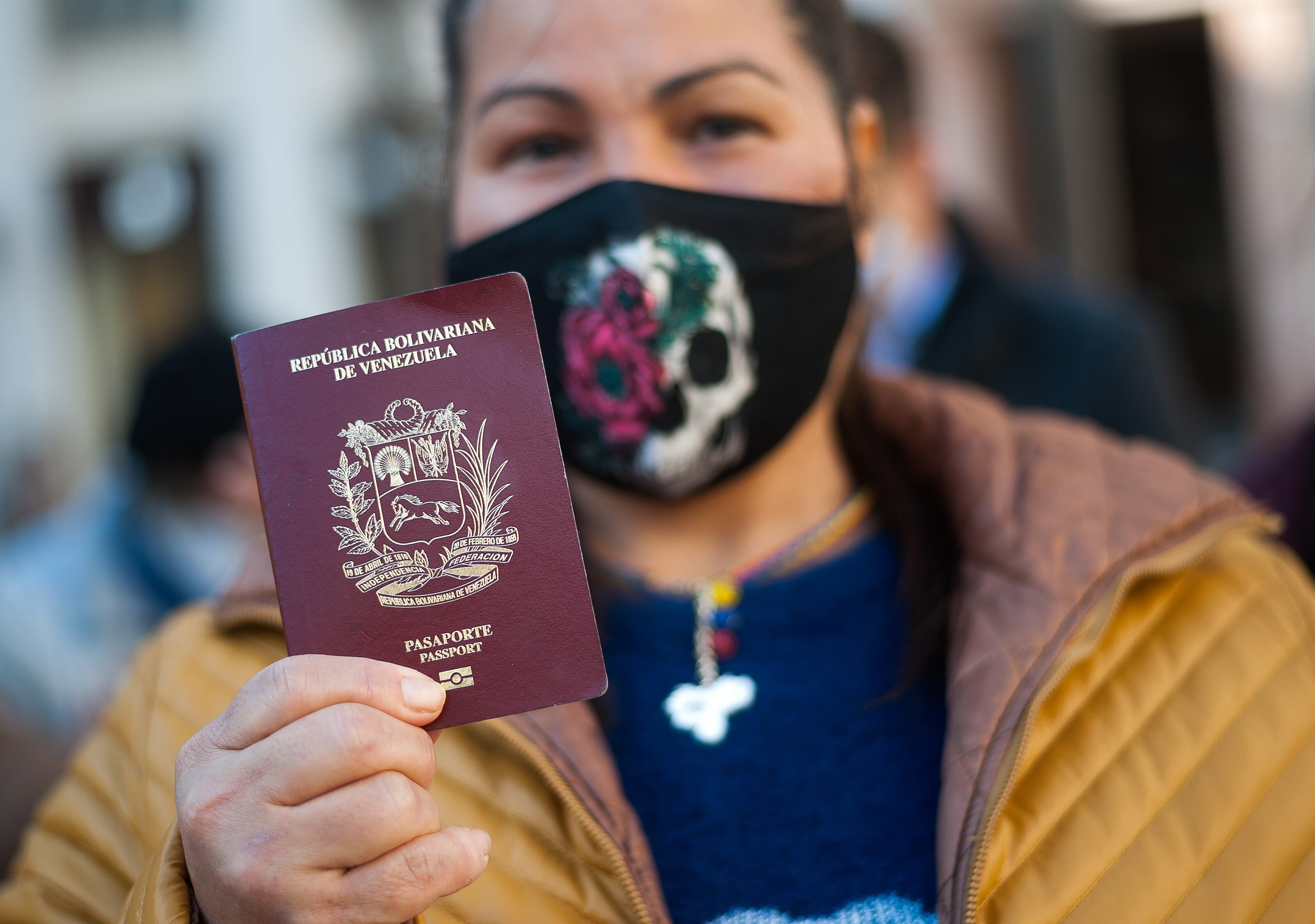 Una residente venezolana mostrando su pasaporte durante el último referéndum.