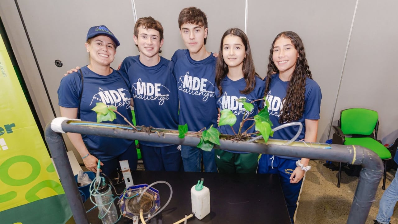 La experiencia está organizada en tres etapas: inspiración, conexión con el aprendizaje y validación. Por medio de entrevistas, mapas de empatía y trabajo con comunidades, los estudiantes investigan causas, idean soluciones y desarrollan sus propuestas en espacios de creación conjunta y makerspaces –espacios donde pueden crear, inventar y aprender haciendo, utilizando diversas herramientas y tecnologías–.