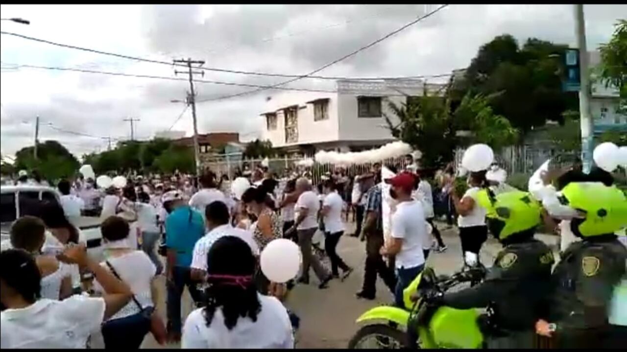 Habitantes del barrio Villa Grande, en Cartagena, acompañaron el cuerpo de la pequeña Taniusca Romero.