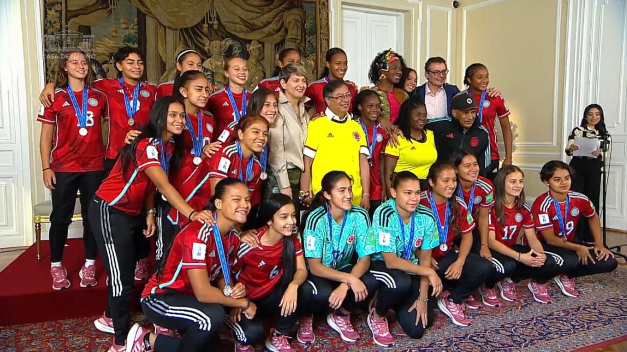 Presidente Gustavo Petro y la Selección Colombia femenina sub-17.
