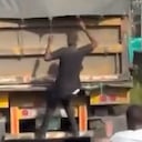 El asaltante desamarró las ataduras de seguridad y entró a la zona de carga por varios segundos.