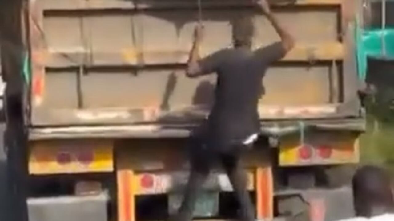 El asaltante desamarró las ataduras de seguridad y entró a la zona de carga por varios segundos.