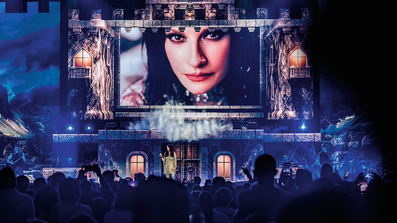 Laura Pausini, hoy madre de una hija, entró al corazón del planeta con La soledad. Aún enamorada del canto, sigue girando, apoyada en clásicos, novedades y covers para cantar con sus seguidores. 