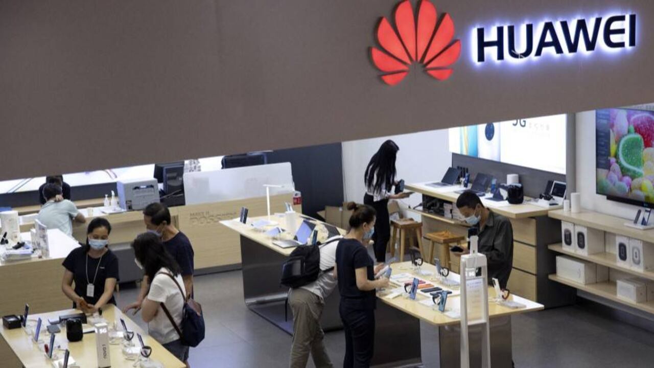 China dice que EE. UU. "estafó" al Reino Unido en la cuestión de Huawei.