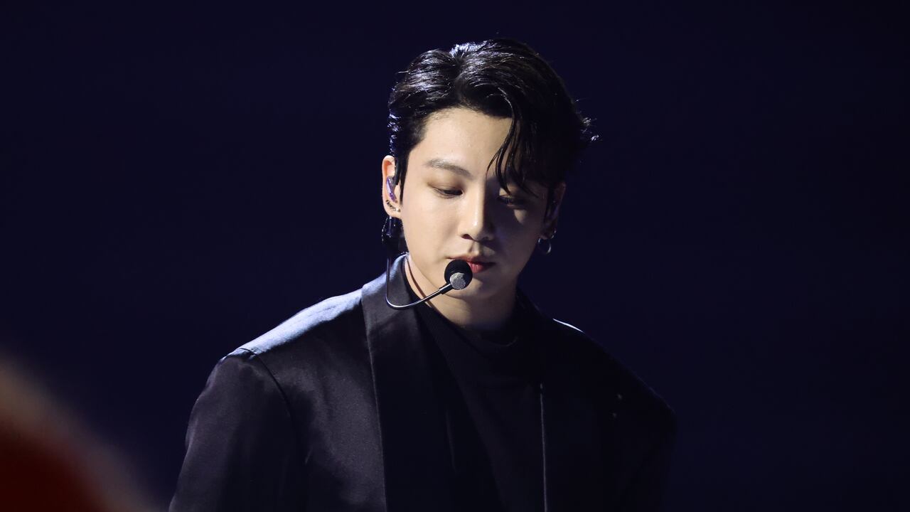 Jungkook de BTS se presenta en el escenario durante la 64.a entrega anual de los premios GRAMMY en el MGM Grand Garden Arena el 3 de abril de 2022 en Las Vegas, Nevada.
