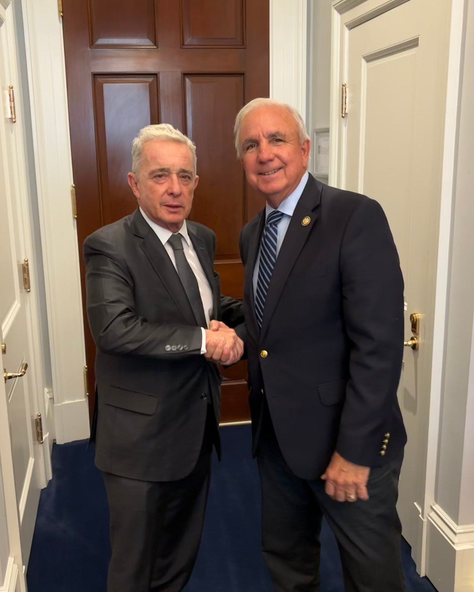 Álvaro Uribe estrecha la mano de Carlos Gimenez