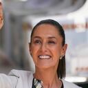 La candidata presidencial oficialistas Claudia Sheinbaum, muestra su pulgar con tinta después de haber votado en las elecciones generales en Ciudad de México el domingo 2 de junio de 2024. (AP Foto/Marco Ugarte)