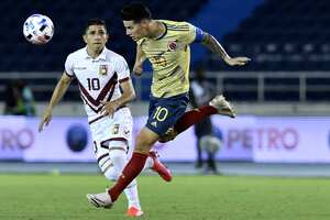 El colombiano James Rodríguez, a la derecha, y el venezolano Jefferson Savarino pelean por el balón durante un partido de fútbol de clasificación para la Copa Mundial de la FIFA Qatar 2022 en Barranquilla, Colombia, el viernes 9 de octubre de 2020 Foto AP / Gabriel Aponte.