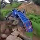 Volqueta rodó por lo menos 200 metros en Lebrija, Santander