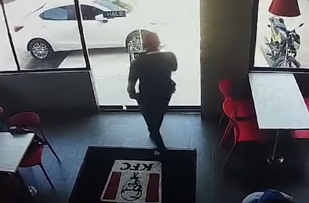 Roban a un hombre dentro de un restaurante en Barranquilla.