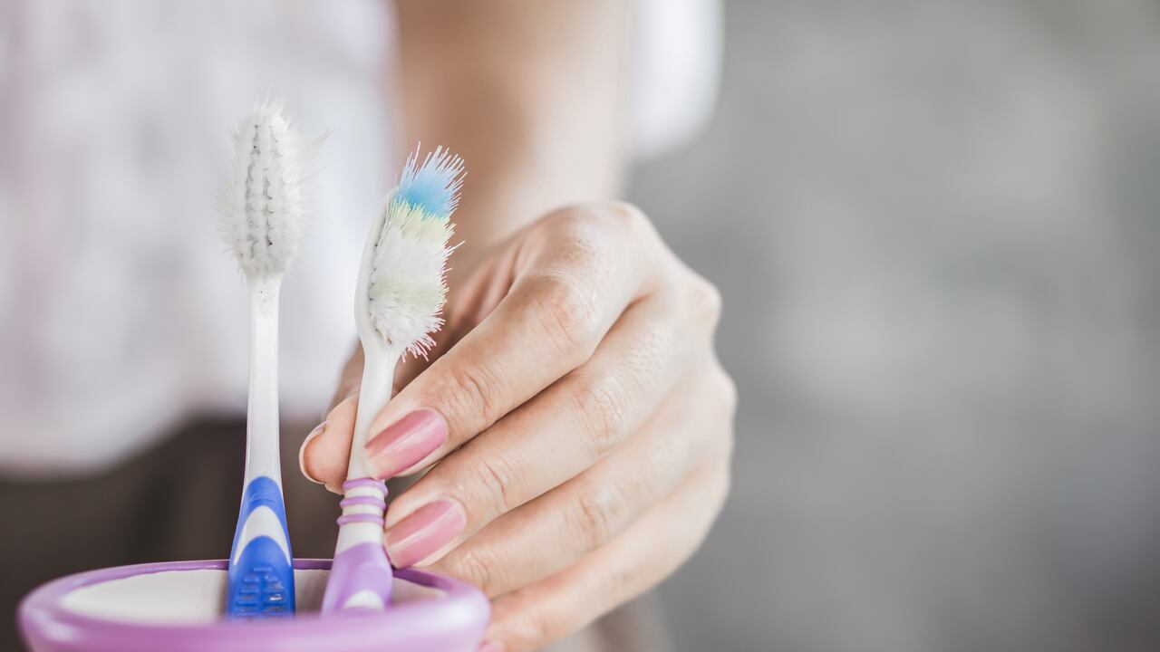 La Clínica Mayo menciona que se deben lavar los dientes por lo menos durante 2 minutos.