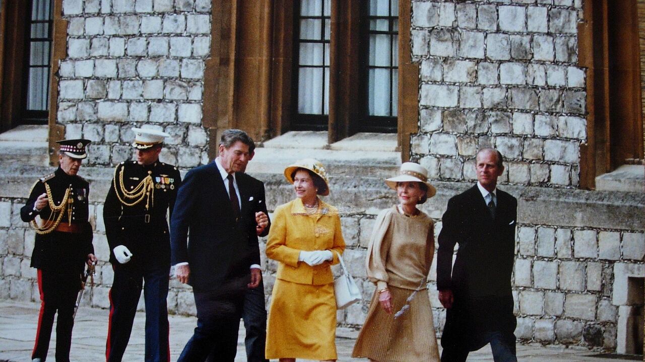 Ronald Reagan, la reina, Nancy Reagan y el duque de Edimburgo, en el Castillo de Windsor en 1982.