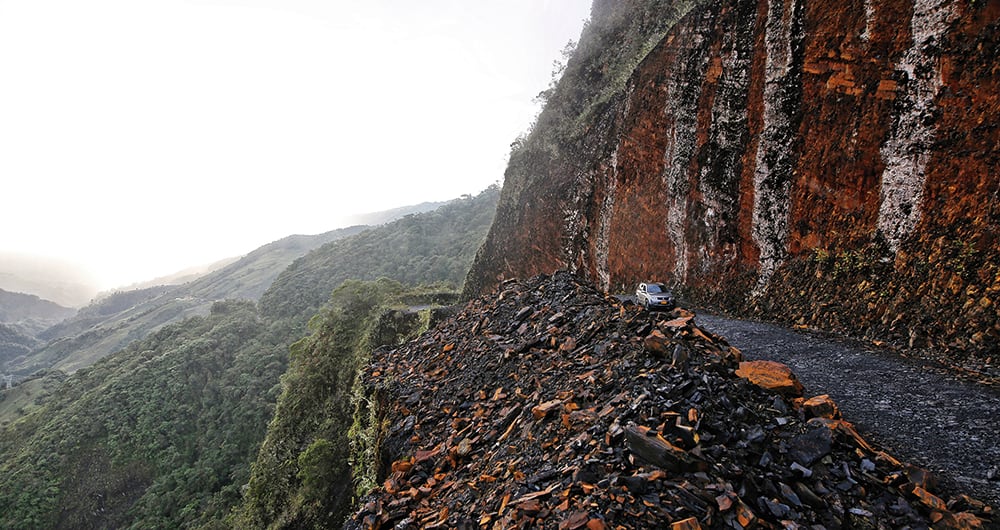 El centro del pueblo de Ubalá y Mámbita está separado por 51 kilómetros, o dos horas y nueve minutos en tiempo seco. Un recorrido desafiando abismos y esquivando derrumbes.