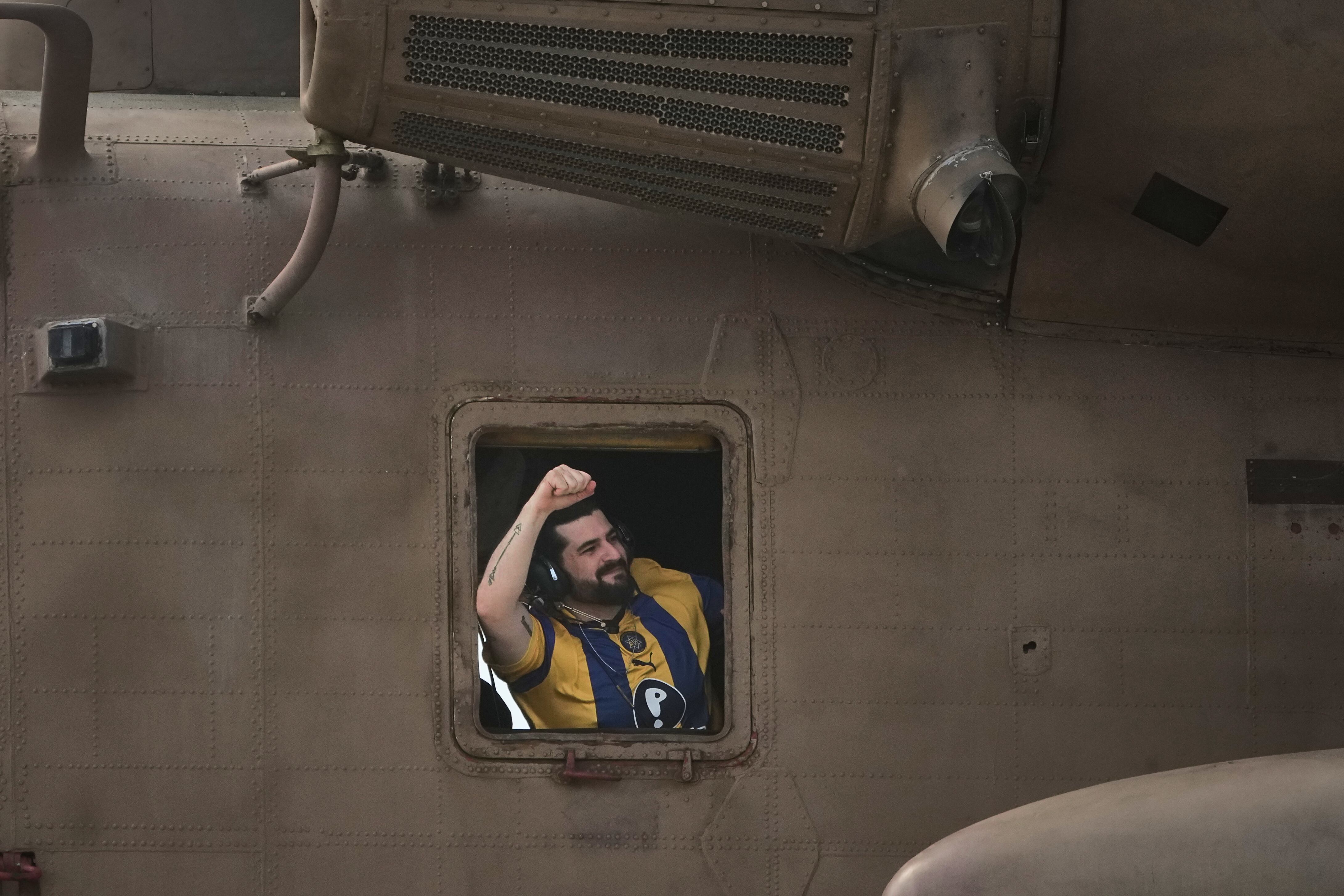 Ziv Berman, un rehén israelí liberado de la Franja de Gaza, gesticula desde la ventana de un helicóptero que aterriza en el Centro Médico Sheba en Ramat Gan, Israel