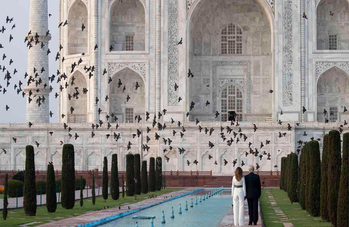 El recorrido de Donald Trump y la primera dama, Melania Trump, por el Taj Mahal tuvo un aire de romanticismo. En Agra, todo fue dispuesto para ellos. Ocurrrió el pasado lunes. Foto: Alex Brandon / AP 