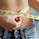 "Mujer joven y delgada midiendo su cintura. También te puede interesar:"