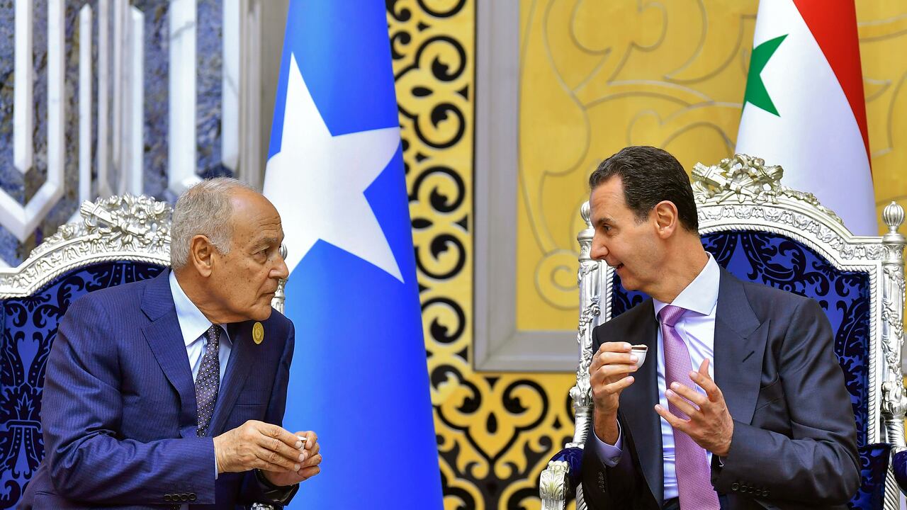Bashar Assad conversa con Ahmed Aboul Gheit, secretario general de la Liga Árabe, tras su arribo a Arabia Saudita.